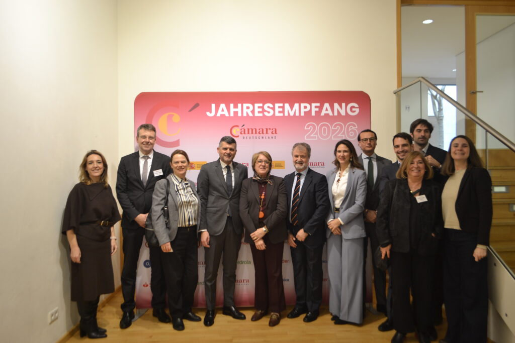 The Board of Directors together with Inma Riera, Director General of the Spanish Chamber of Commerce (centre), Micaela Picazo, Deputy Director General of the Spanish Chamber of Commerce (far left), and Lucinio Muñoz, Economic and Commercial Counsellor at the Embassy of Spain in Germany (to the left of Inmaculada). The Board of Directors together with Inma Riera, Director General of the Spanish Chamber of Commerce (centre), Micaela Picazo, Deputy Director General of the Spanish Chamber of Commerce (far left), and Lucinio Muñoz, Economic and Commercial Counsellor at the Embassy of Spain in Germany (to the left of Inmaculada).